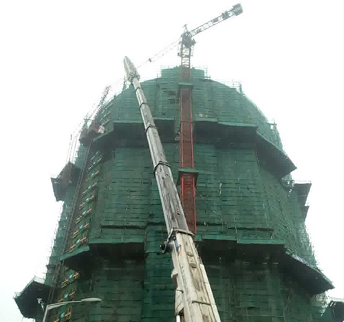 太白吊车在工地上作业